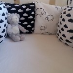 Černobílý polštářkový mantinel