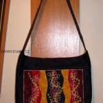 Kabelky šijeme na vaše přání a podle vašich požadavků volíme materiál. Proto neuvádíme cenu ani rozměry. Patchworková kabelka