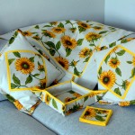 Slunečnicová souprava obsahuje: 2x polštářek, ubrus, košíček, 4x podkafíčka
