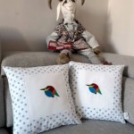 Rády šijeme pro konkrétní zákazníky. Polštářky s vlhou pestrou pro CK Vlha v Prostějově. Polštářek na přání